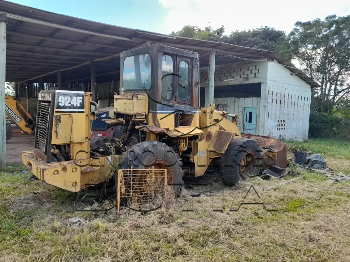 LOTE 002 - TRATOR