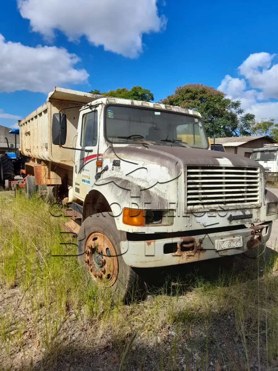 LOTE 009 - CAMINHÃO BASCULANTE